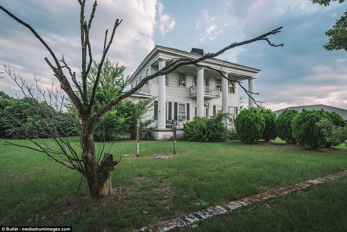 Theo Daily Mail, nhà tang lễ bị bỏ hoang này ở bang Alabama được xây dựng vào đầu những năm 1800 và từng được các bác sĩ địa phương sử dụng trong thời kỳ Nội chiến Mỹ. (Nguồn ảnh: Daily Mail)