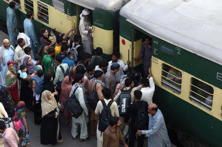 Hành khách chen chúc lên tàu tại một nhà ga ở Lahore trước dịp lễ hội Eid al-Adha năm nay.