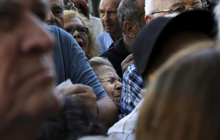 Cảnh chen chúc bên ngoài một chi nhánh của Ngân hàng Quốc gia Hy Lạp ở thủ đô Athens ngày 1/7/2015.