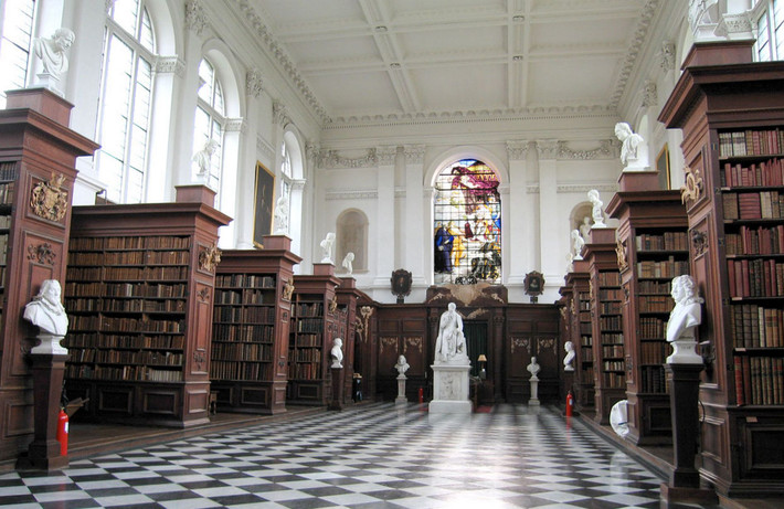 Trong khi đó một thư viện nước Anh lâu đời khác là Wren ở Cambridge được mở cửa lần đầu tiên vào năm 1695.