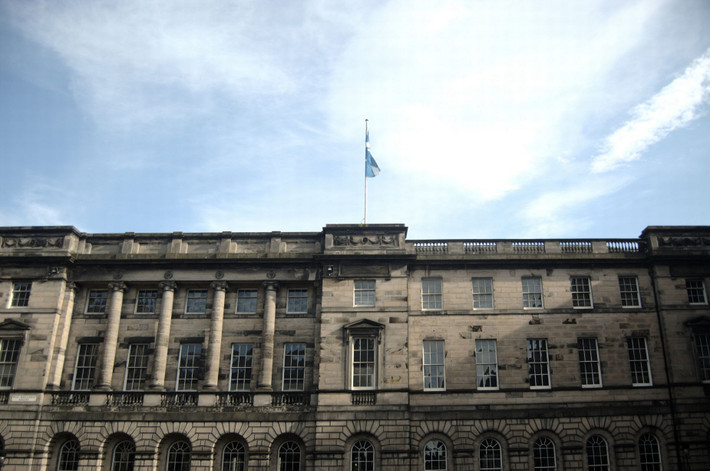 Thư viện Signet ở Edinburgh. Du khách đến đây có thể vừa thưởng thức trà, bánh vừa đọc sách.