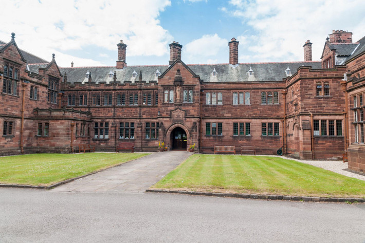 Thư viện Gladstone ở xứ Wales do William Gladstone thành lập chứa nhiều đầu sách văn học quý giá.