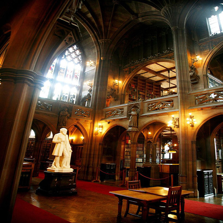 Thư viện đại học John Rylands ở Manchester là công trình tuyệt đẹp theo kiến trúc tân Gô-tích. Bề ngoài thư viện này trông giống như nhà thờ hoặc lâu đài hơn là một thư viện.