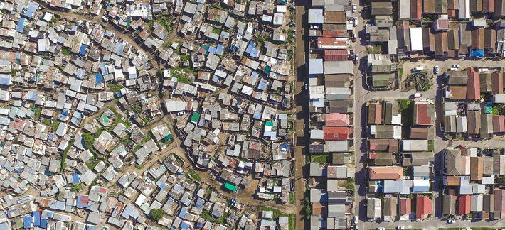 Bức ảnh được chụp tại thủ đô Cape Town ở Nam Phi. Bên phải là khu Vukuzenzela được xây dựng dành cho những cư dân thủ đô còn bên trái là khu chuột Sweet Home.