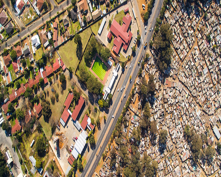 Bên trái bức hình là vùng ngoại ô giàu có Primrose ở Johannesburg còn bên phải là khu ổ chuột Makause.