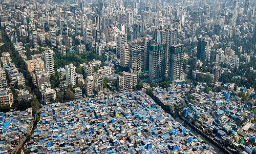Đối nghịch với những tòa nhà cao tầng san sát nhau là khu ổ chuột Dharavi tồi tàn với những mái nhà lụp xụp. Được biết, đây là khu ổ chuột lớn thứ hai ở Châu Á.