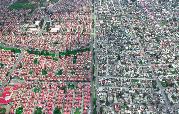 Những tòa nhà mới được xây dựng tại khu Ixtapaluca, Thành phố Mexico, đối diện với khu nhà ở dành cho người có thu nhập thấp thuộc khu Alfredo del Mazo.