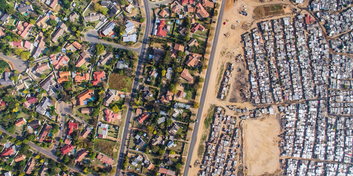 Một bức hình nữa cho thấy khoảng cách giàu nghèo rõ rệt ngay tại thành phố Johannesburg ở Nam Phi. Bên trái là vùng ngoại ô Bloubosrand với mức giá thuê nhà trung bình là hơn 50 nghìn bảng Anh. Còn bên phải là khu ổ chuột Kya Sands với những căn nhà lụp xụp.
