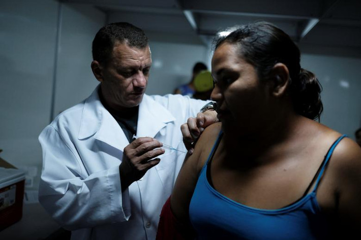 Một phụ nữ Venezuela được tiêm vắc-xin miễn phí sau khi trình hộ chiếu tại trạm Pacaraima ngày 8/8. Mời độc giả xem thêm video: Nền y tế Venezuela khủng hoảng vì bác sĩ rời bỏ đất nước hồi năm 2017 (Nguồn: VTC14)