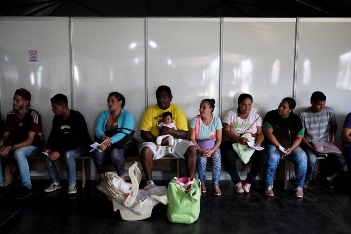 Người dân Venezuela chờ được kiểm tra y tế trước khi xin tị nạn tại trạm kiểm soát biên giới Pacaraima, Brazil, ngày 9/8.
