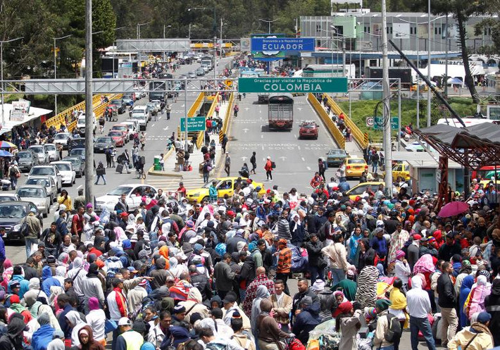 Dòng người nhập cư Venezuela xếp hàng chờ đăng ký làm thủ tục rời khỏi Colombia để sang Ecuador tại cây cầu quốc tế Rumichaca. Được biết, hàng nghìn người dân Venezuela đã tràn qua biên giới giữa Ecuador và Colombia hôm 9/8.