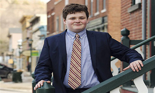 Theo CBS News, thay vì nghỉ hè, Ethan Sonneborn, 14 tuổi, đã có một quyết định dũng cảm và táo bạo đó là tham gia tranh cử vị trí thống đốc bang Vermont. Ảnh: NBC News.