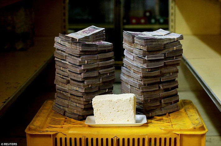 Tỷ lệ lạm phát đã lên tới 82.700% ở Venezuela vào tháng 7/2018. 1kg phô mai tại quốc gia này có giá là 7,5 triệu bolivar (1,14 USD).
