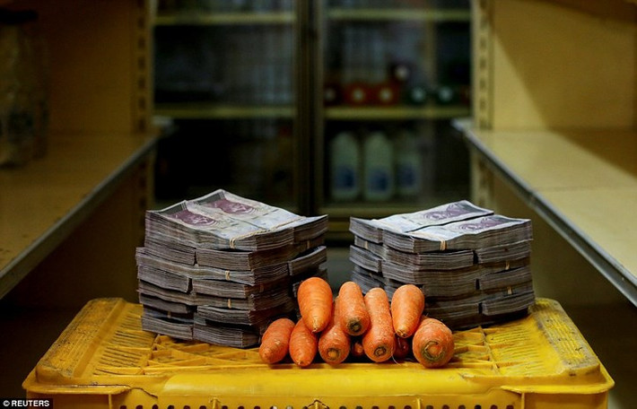 Người dân Venezuela phải mang hàng chồng tiền khổng lồ đi để mua những nhu yếu phẩm hàng ngày sau khi tình trạng siêu lạm phát xảy ra. 1kg cà rốt như trong hình có giá lên tới 3 triệu bolivar (tương đương 0,46 USD).