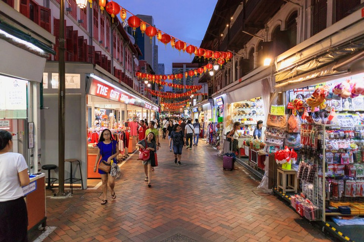 Khu phố Chinatown nhộn nhịp ở Singapore với rất nhiều cửa hiệu.