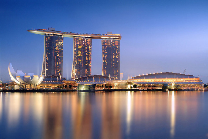 Bên trong Khách sạn Marina Bay Sands có một casino, trung tâm mua sắm và viện bảo tàng. Từ khách sạn này, du khách có thể ngắm nhìn thành phố, Vịnh Marina...