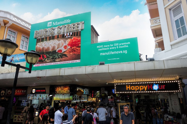 Còn đây là Bugis Street, khu chợ lớn nhất Singapore. Nơi đây bày bán rất nhiều mặt hàng như quần áo, phụ kiện, thực phẩm với giá cả phải chăng.