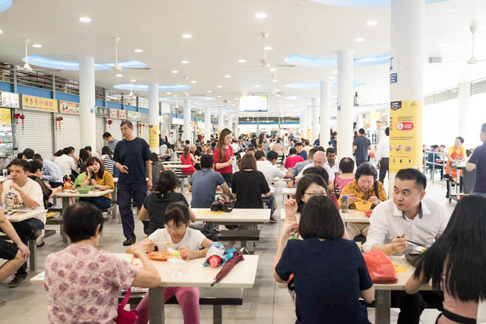 Bên trong các trung tâm này phục vụ nhiều món ăn đường phố mang đặc trưng vùng miền mà vẫn đảm bảo an toàn vệ sinh thực phẩm.