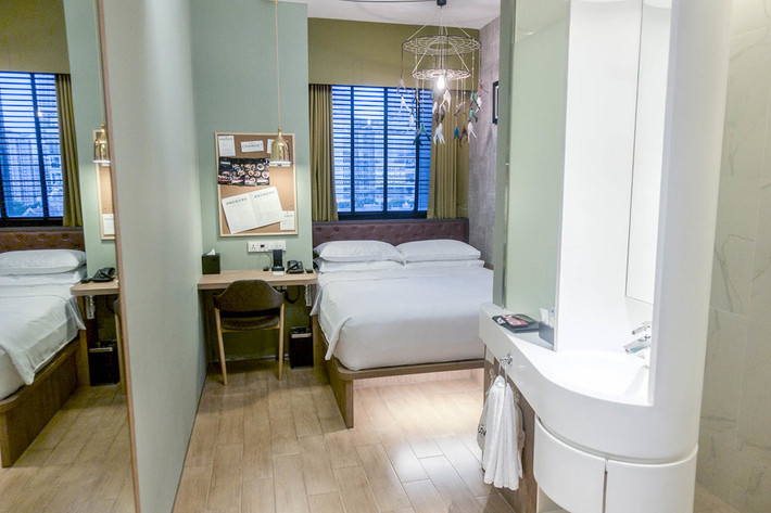 Theo mô tả của phóng viên Jacobs, phòng trong khách sạn Hotel G nằm gần trung tâm thành phố, nơi anh nghỉ chân sau khi đến Singapore, rất gọn gàng và sạch sẽ.