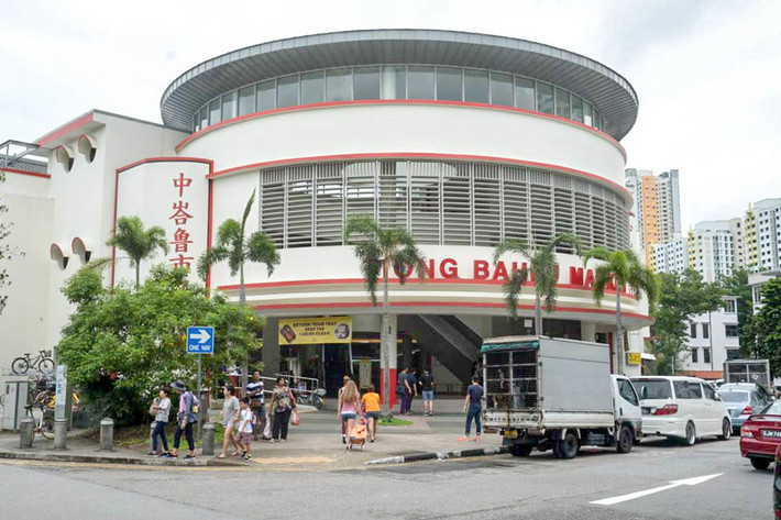 Theo Jacobs, một trong những địa điểm không thể bỏ lỡ khi tới thăm Singapore đó chính là các khu trung tâm ăn uống (Hawker center) ở đất nước này.