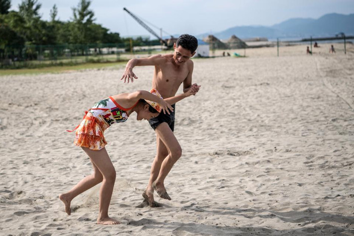 Một cặp đôi vui đùa trên bãi biển ở Triều Tiên.