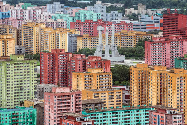 Những tòa chung cư đầy màu sắc ở thủ đô Triều Tiên trong bức ảnh chụp vào tháng 8/2018.