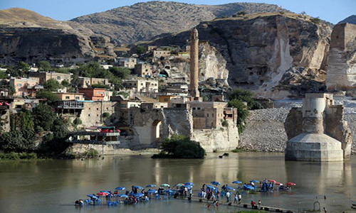 Theo hãng thông tấn Reuters, nhiều khu vực tại thị trấn cổ Hasankeyf ở Đông Nam Thổ Nhĩ Kỳ đã bị ngập đáng kể khi con đập Ilisu đang được xây dựng, làm ảnh hưởng đến cuộc sống người dân địa phương. (Nguồn ảnh: Reuters)