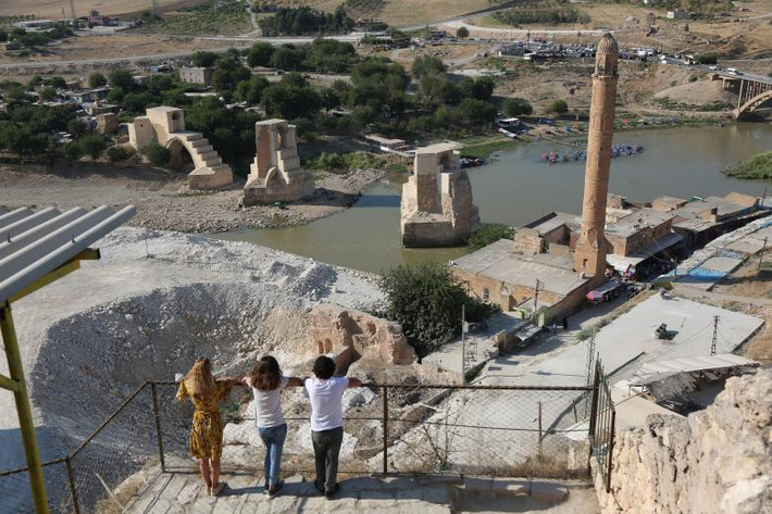 Một số du khách đứng quan sát thị trấn cổ Hasankeyf từ trên cao.
