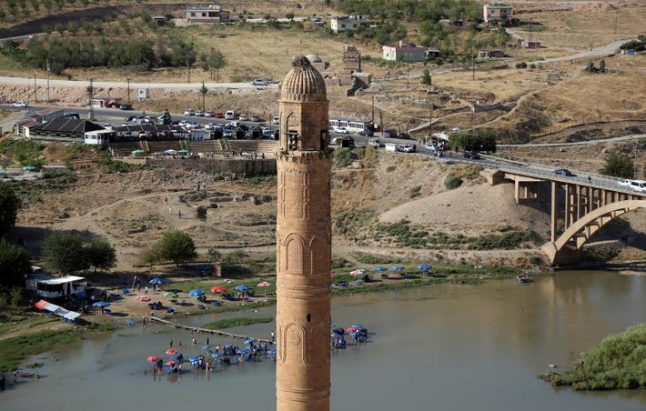 Dòng sông Tigris chảy qua thị trấn Hasankeyf trong bức ảnh chụp từ trên cao.