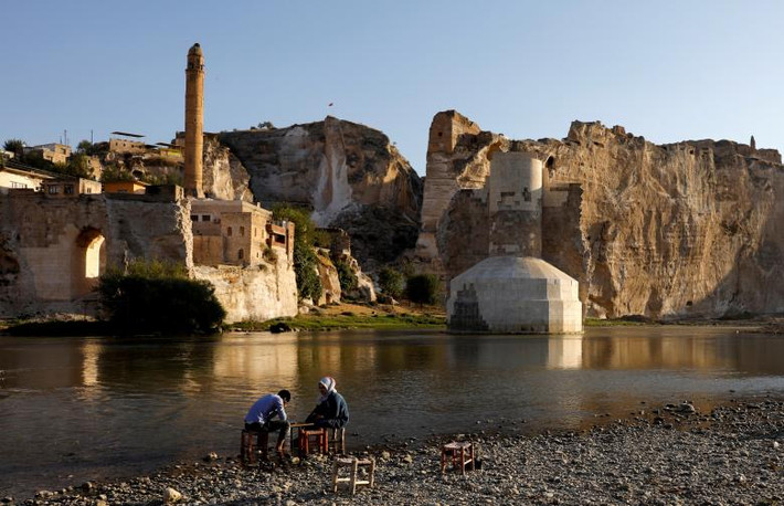 Cư dân thị trấn Hasankeyf ngồi bên bờ sông Tigris.