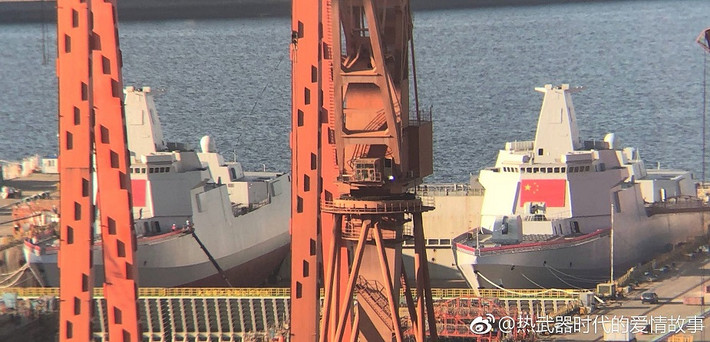 Ngoài nhà máy Jiangnan-Changxing, việc đóng tàu Type 055 cũng diễn ra tại nhà máy đóng tàu Đại Liên (DSIC). Một chiếc tàu đã được hoàn thiện tại Thượng Hải, trong khi hai chiếc khác đang được lắp ráp tại Đại Liên,...Ảnh: AR.