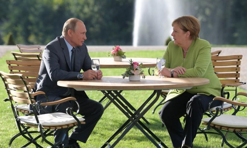 Theo hãng thông tấn Reuters, Tổng thống Nga Putin đã gặp Thủ tướng Đức Merkel tại Cung điện Meseberg ở thị trấn Gransee, ngoại ô thủ đô Berlin, hôm 18/8. Được biết, mối quan hệ hai nước trở nên căng thẳng kể từ khi Nga sáp nhập bán đảo Crimea vào năm 2014. Ảnh: Reuters.