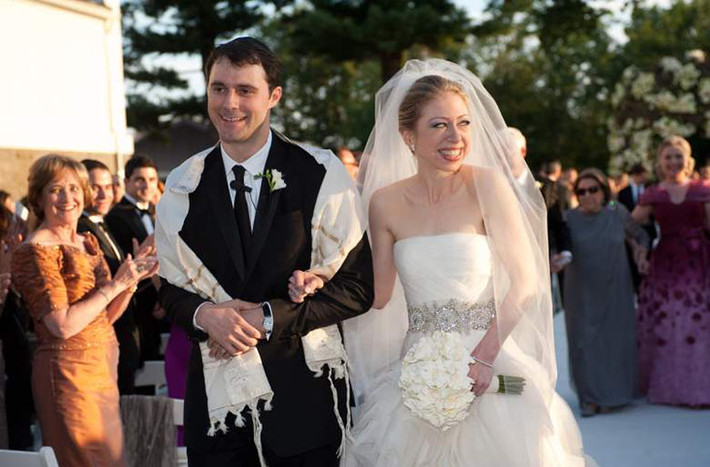Ngày 31/7/2010, Chelsea kết hôn với nhân viên ngân hàng đầu tư Marc Mezvinsky ở Rhinebeck, New York. Hiện tại, Chelsea đang có cuộc sống hạnh phúc bên chồng và hai con là bé Charlotte Clinton Mezvinsky (sinh năm 2014) và bé Aidan Clinton Mezvinsky (sinh năm 2016). Ảnh: Heavy.com.