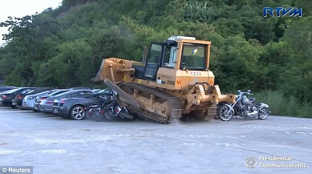Được biết, trong số xe hạng sang vừa bị phá hủy có 68 chiếc ô tô thương hiệu nổi tiếng như Lamborghinis, Mustangs và Porsches, cùng 8 chiếc mô tô. Số lượng siêu xe bị tiêu hủy ước tính có tổng giá trị lên tới hơn 5,5 triệu USD. Ảnh: Reuters.