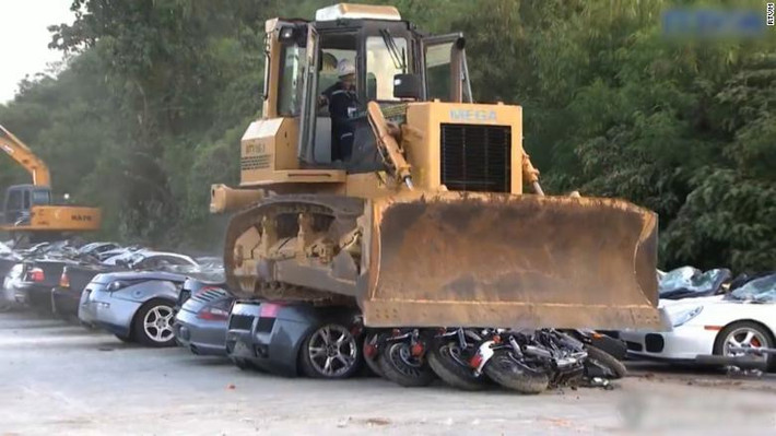 Những chiếc xe đắt tiền này được nhập lậu vào Philippines nhằm trốn thuế. Ảnh: DM.