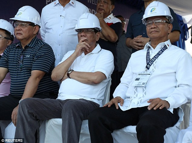 Đích thân Tổng thống Duterte đã chứng kiến quá trình phá hủy số lượng xe trên tại tỉnh Cagayan. Ảnh: Reuters.