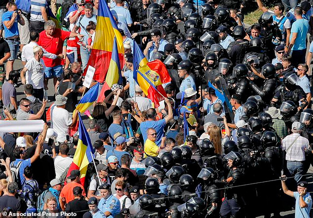 Trong đó, Quảng trường Victoriei ở thủ đô Bucharest chứng kiến cảnh đụng độ bạo lực giữa cảnh sát và đám đông người biểu tình đòi chính phủ do Đảng Dân chủ Xã hội lãnh đạo từ chức. Ảnh: AP.