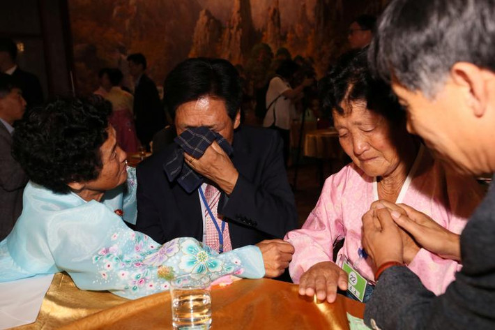 Nhiều người không giấu nổi xúc động, rơi nước mắt khi gặp lại người thân của họ sau 65 năm xa cách.