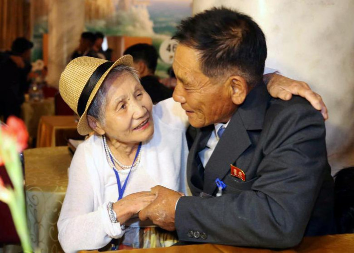 Việc tổ chức đoàn tụ các gia đình ly tán là một phần trong thỏa thuận được các nhà lãnh đạo hai miền Triều Tiên nhất trí tại cuộc gặp thượng đỉnh lịch sử hồi tháng 4/2018.