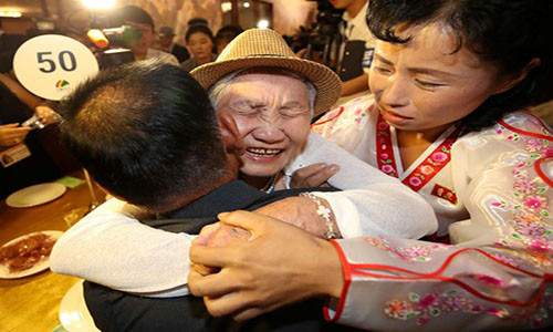 Ngày 20/8, nhóm người Hàn Quốc tham gia cuộc đoàn tụ các gia đình bị ly tán trong Chiến tranh Triều Tiên (1950-1953) đã tới Triều Tiên để gặp gỡ người thân của họ tại khu du lịch nghỉ dưỡng núi Kumgang trên lãnh thổ Triều Tiên sau hàng chục năm xa cách. (Nguồn ảnh: Reuters)
