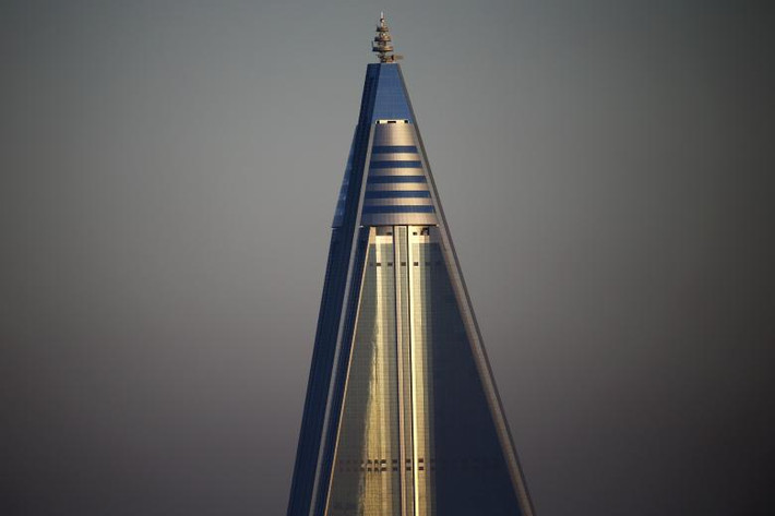 Phần đỉnh của khách sạn Ryugyong cao 105 tầng trong bức ảnh chụp ngày 9/10/2015.