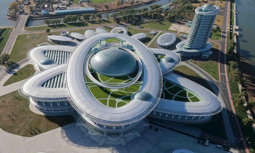 Khu tổ hợp nghiên cứu, phát triển khoa học công nghệ Sci-Tech tọa lạc tại thủ đô Bình Nhưỡng là một trong những công trình kiến trúc ấn tượng nhất Triều Tiên. Tòa nhà này được xây dựng với thiết kế hình nguyên tử. (Nguồn ảnh: Reuters)
