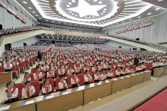 Các em học sinh tham dự đại hội Liên đoàn Thiếu nhi Triều Tiên tại Cung văn hóa 25/4 ở Bình Nhưỡng.
