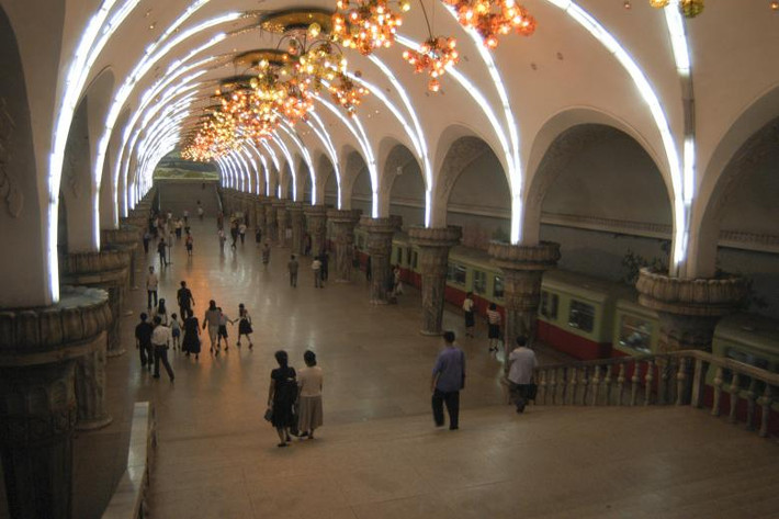Bên trong một nhà ga điện ngầm ở thủ đô Bình Nhưỡng ngày 14/8/2005. Được biết, hệ thống tàu điện ngầm ở Bình Nhưỡng là một trong những công trình sâu nhất thế giới.