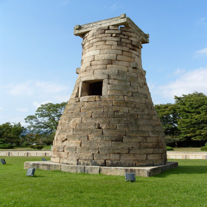 Cheomseongdae, một đài quan sát thiên văn ở Gyeongju, là đài thiên văn đầu tiên và tồn tại lâu đời nhất thế giới, được xây dựng vào giữa những năm 600. Ảnh: NF.