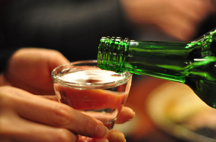 Soju là loại rượu phổ biến nhất ở xứ sở kim chi. Ảnh: Wikipedia.