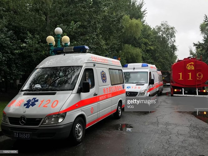Xe cứu thương cũng ở khu vực bên ngoài chờ đưa các nạn nhân đi cấp cứu. Ảnh: Getty.