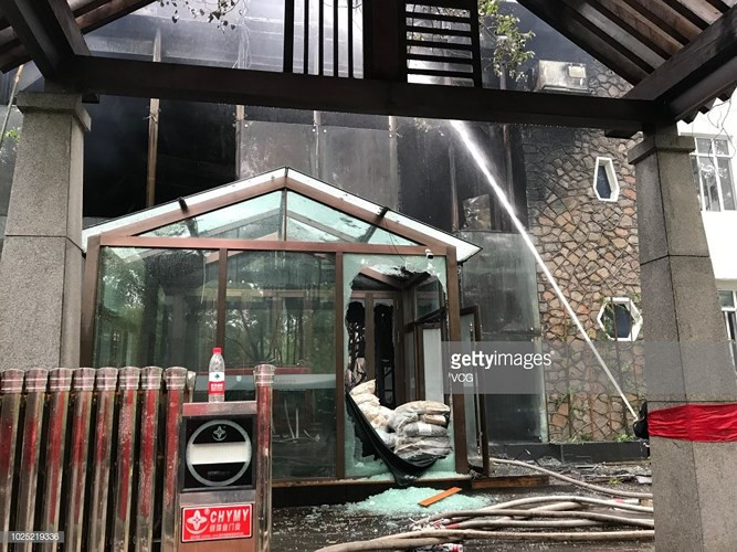 Phía bên ngoài nhiều cửa kính bị vỡ. Ảnh: Getty.
