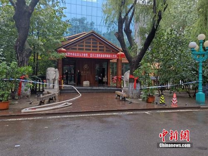 Khu vực bên ngoài khách sạn bị phong tỏa. Ảnh: Twitter.