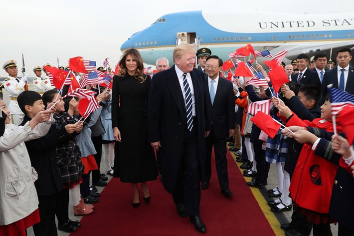 Tổng thống Trump thăm chính thức Trung Quốc ngày 8/11, chặng dừng chân thứ 3 trong chuyến công du Châu Á kéo dài 11 ngày của ông. Ảnh: Tổng thống Trump và Đệ nhất phu nhân Melania được đón tiếp sau khi xuống sân bay ở thủ đô Bắc Kinh chiều 8/11. Ảnh: Xinhua.